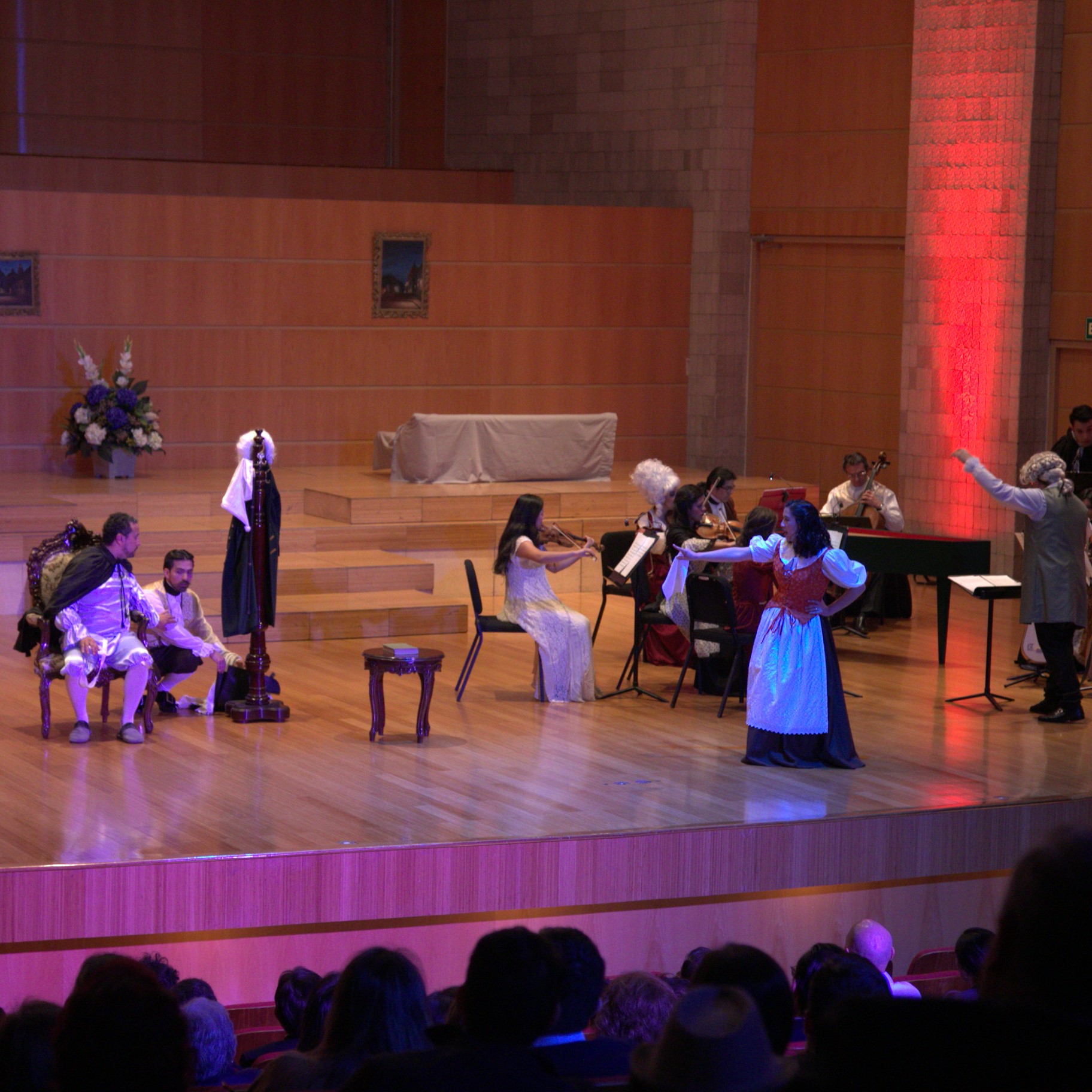 Orquesta en escenario 12